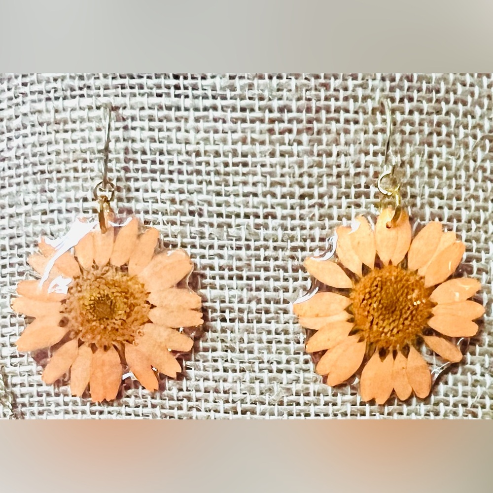*REAL* Flower Pendant and Earrings Set in Resin with GT Chain, 18” & 1.5”, NWOT - Picture 2 of 2
